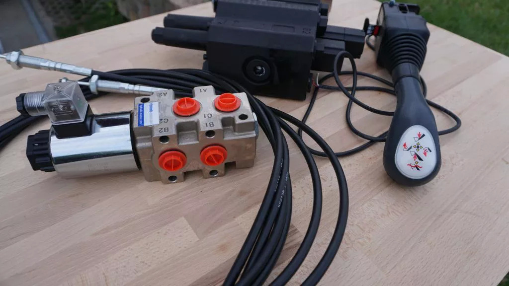 Front loader valve with Load Sensing LS valve 4 function Joystick 90 l/min 24 gp Case IH - Prednji utovarivač za traktor za Kamion: slika 3 Front loader valve with Load Sensing LS valve 4 function Joystick 90 l/min 24 gp Case IH - Prednji utovarivač za traktor za Kamion: slika 3