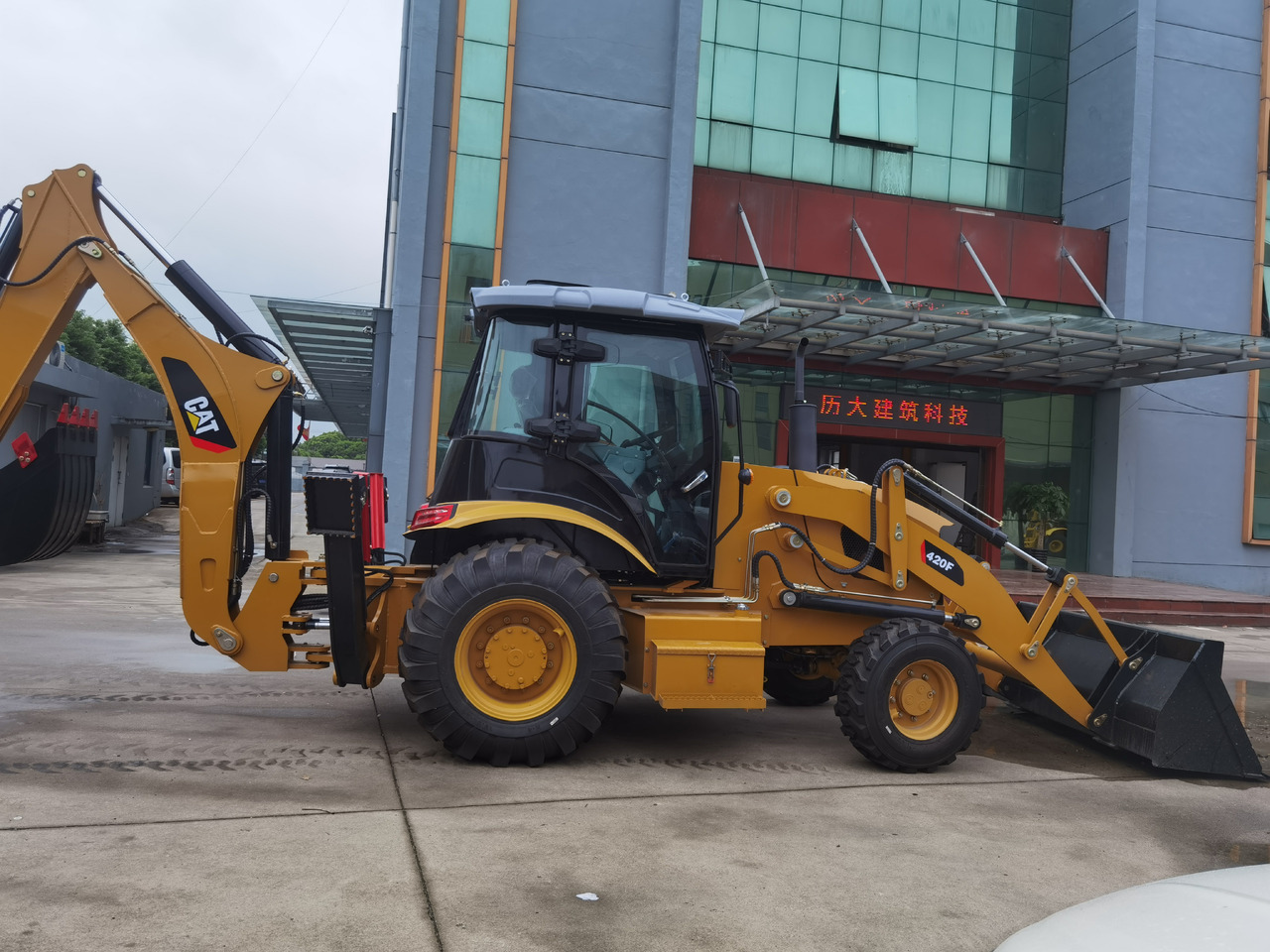 CAT 420F Backhoe Loader - Bager utovarivač: slika 3 CAT 420F Backhoe Loader - Bager utovarivač: slika 3