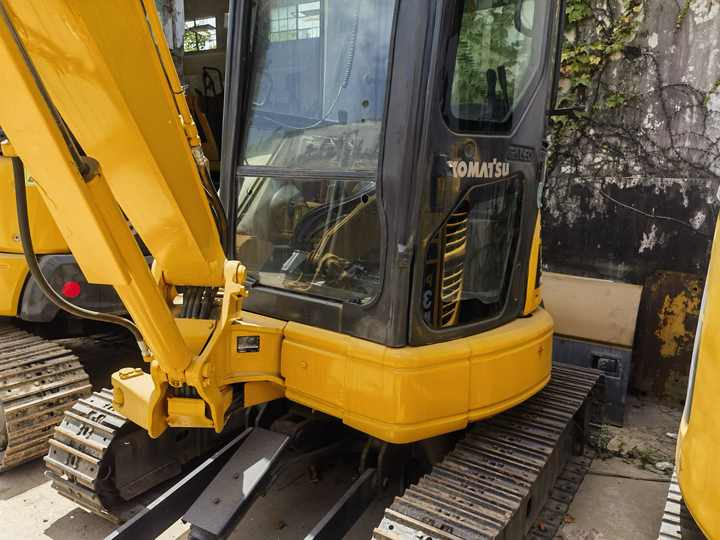 Good condition used excavator Komatsu PC35, Komatsu PC35MR-3 excavator with dozer, mini escavadora Komatsu - Bager guseničar: slika 5 Good condition used excavator Komatsu PC35, Komatsu PC35MR-3 excavator with dozer, mini escavadora Komatsu - Bager guseničar: slika 5