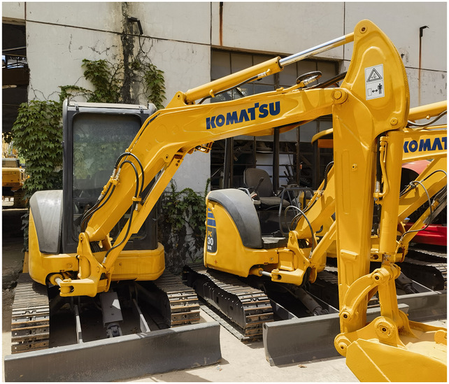 Good condition used excavator Komatsu PC35, Komatsu PC35MR-3 excavator with dozer, mini escavadora Komatsu - Bager guseničar: slika 1 Good condition used excavator Komatsu PC35, Komatsu PC35MR-3 excavator with dozer, mini escavadora Komatsu - Bager guseničar: slika 1