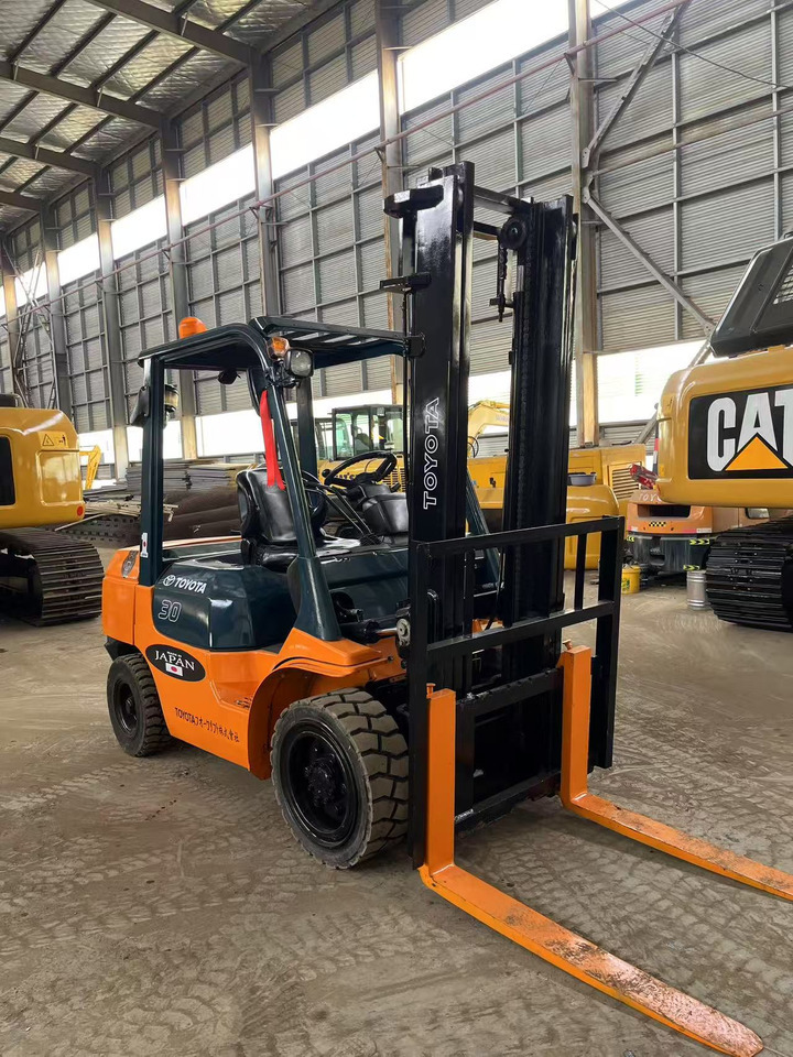 Toyota FD30 Forklift - Dizel viljuškar: slika 4 Toyota FD30 Forklift - Dizel viljuškar: slika 4
