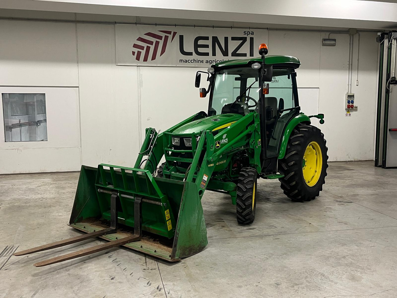 JOHN DEERE 4066 R ( IDROSTATICO ) - Traktor: slika 2 JOHN DEERE 4066 R ( IDROSTATICO ) - Traktor: slika 2