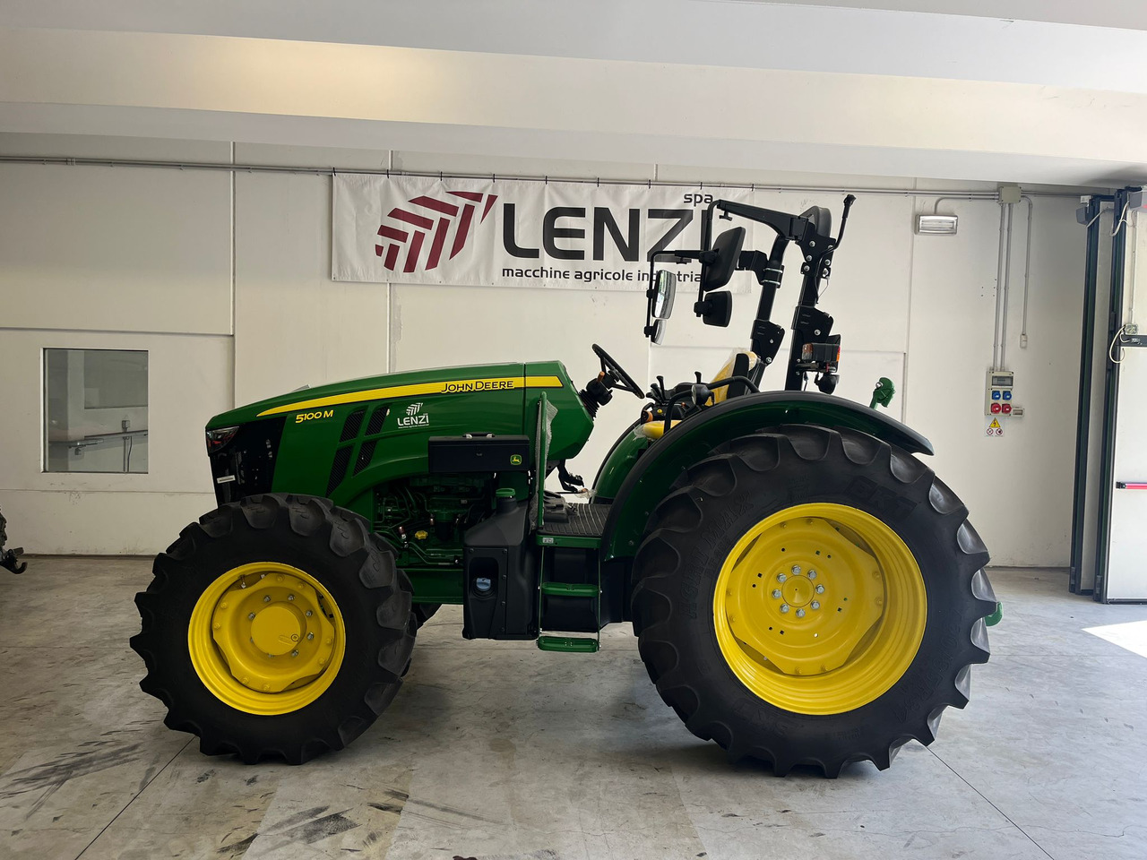 JOHN DEERE 5100 M - Traktor: slika 1 JOHN DEERE 5100 M - Traktor: slika 1