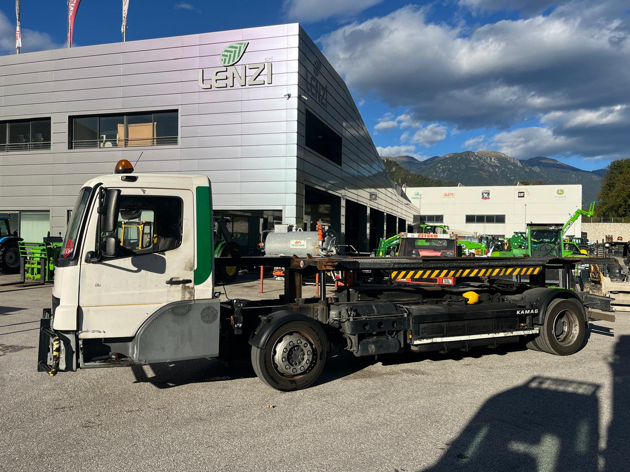 MERCEDES-BENZ KAMAG - Kamion za prevoz kontejnera/ Kamion sa promenjivim sandukom: slika 2 MERCEDES-BENZ KAMAG - Kamion za prevoz kontejnera/ Kamion sa promenjivim sandukom: slika 2