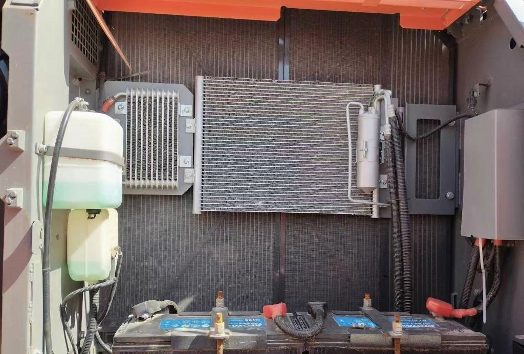 Hitachi ZX 240 - Bager guseničar: slika 2 Hitachi ZX 240 - Bager guseničar: slika 2