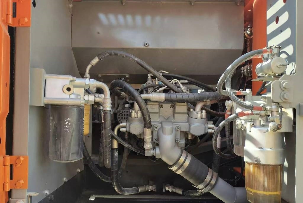 Hitachi ZX 240 - Bager guseničar: slika 2 Hitachi ZX 240 - Bager guseničar: slika 2