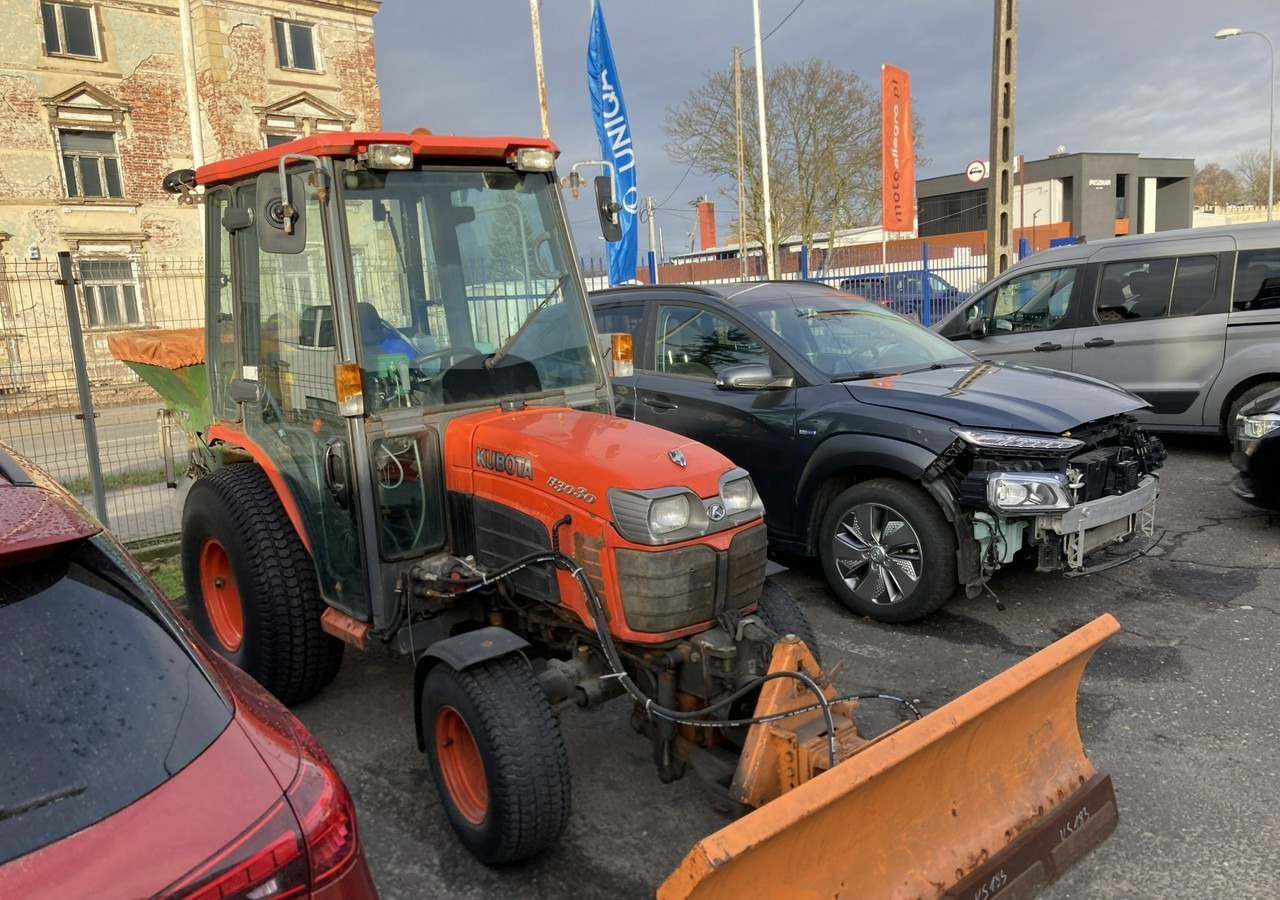 Inna Inny Traktor Kubota 4X4 B 3030 Odśnieżarka posypywarka Pług 2011 - Komunalni traktor: slika 2 Inna Inny Traktor Kubota 4X4 B 3030 Odśnieżarka posypywarka Pług 2011 - Komunalni traktor: slika 2