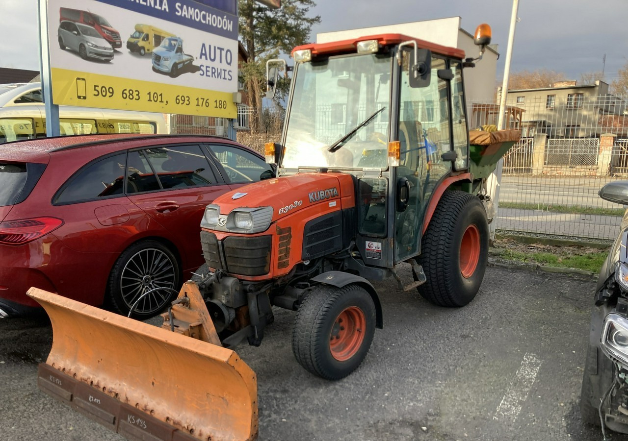Inna Inny Traktor Kubota 4X4 B 3030 Odśnieżarka posypywarka Pług 2011 - Komunalni traktor: slika 1 Inna Inny Traktor Kubota 4X4 B 3030 Odśnieżarka posypywarka Pług 2011 - Komunalni traktor: slika 1