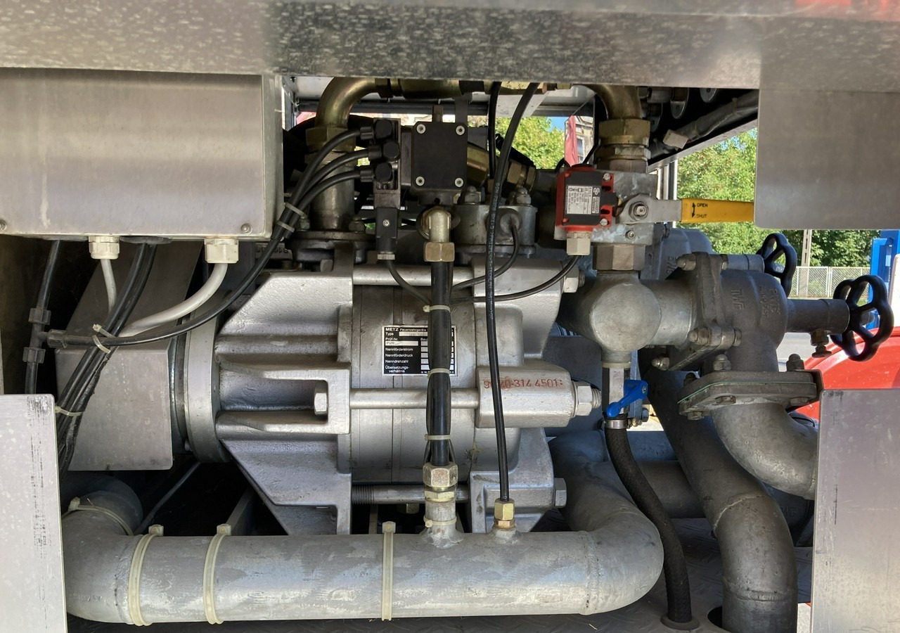 Vatrogasni kamion Mercedes-Benz Inny Mercedes-Benz Mercedes 1224 Straż Pożarna Gaśnicza 4X4 Metz 97: slika 9 Vatrogasni kamion Mercedes-Benz Inny Mercedes-Benz Mercedes 1224 Straż Pożarna Gaśnicza 4X4 Metz 97: slika 9