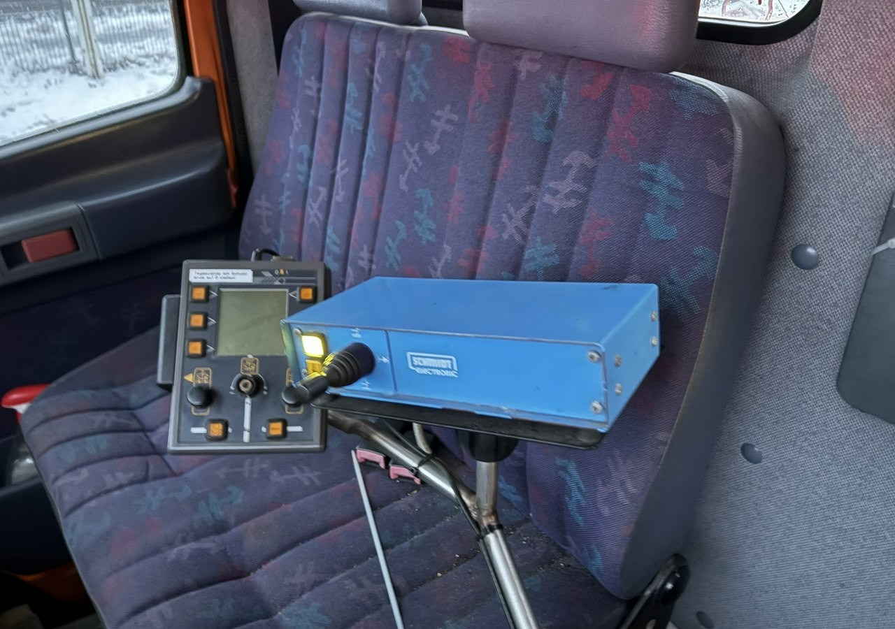 Mercedes-Benz Inny Mercedes-Benz Mercedes Vario 815 Wywrotka 4X4 2004 Pług posypywarka odśnieżarka - Vozilo za čišćenje snega: slika 4 Mercedes-Benz Inny Mercedes-Benz Mercedes Vario 815 Wywrotka 4X4 2004 Pług posypywarka odśnieżarka - Vozilo za čišćenje snega: slika 4