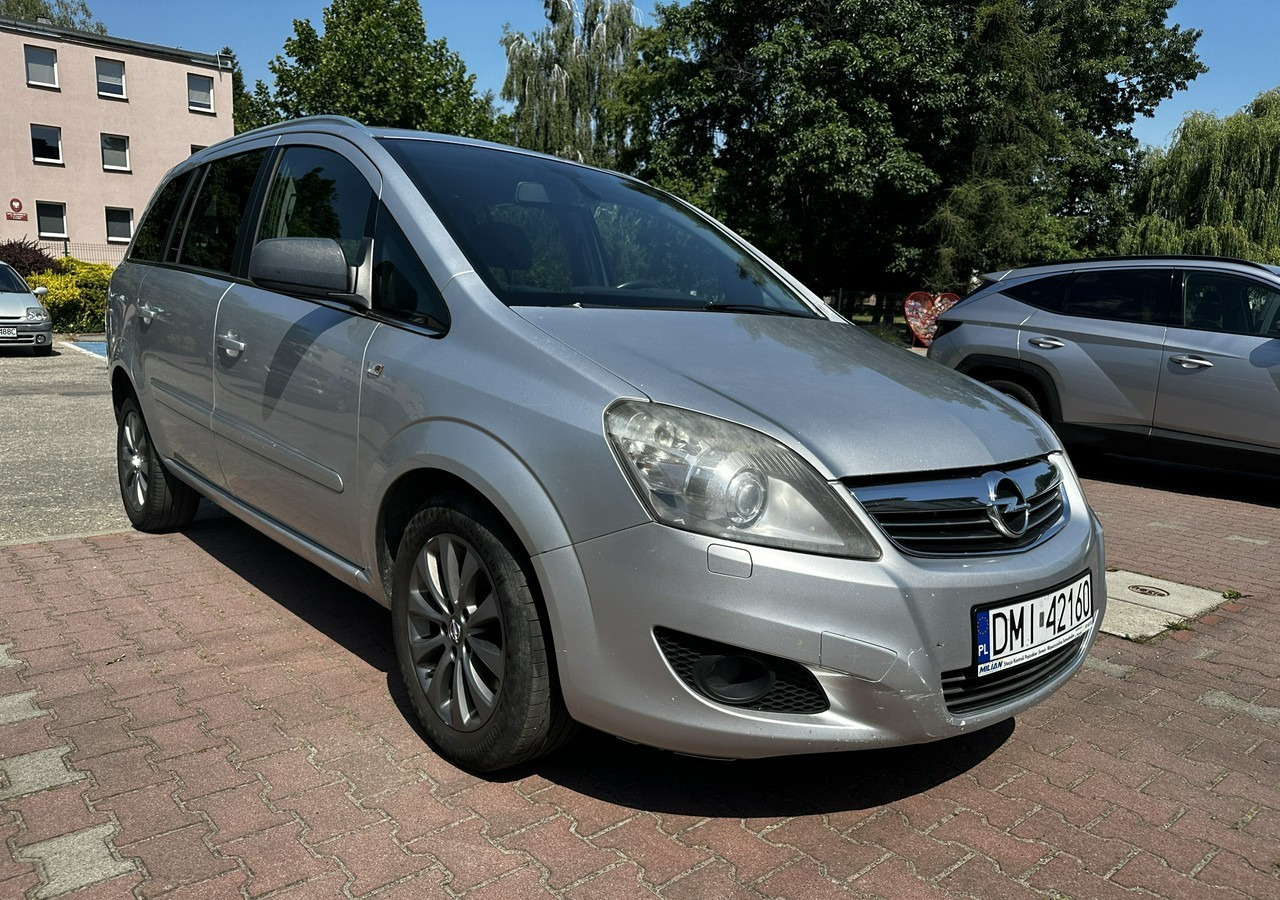 Opel Zafira B Opel Zafira do przewozu osób Niepełnosprawnych inwalida rampa - Automobil: slika 3 Opel Zafira B Opel Zafira do przewozu osób Niepełnosprawnych inwalida rampa - Automobil: slika 3