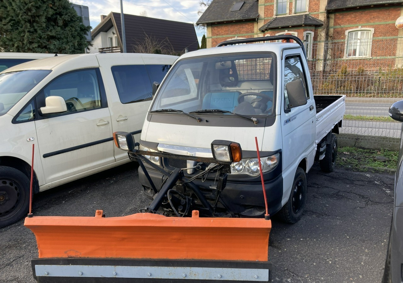 Piaggio Piaggio Porter 4X4 Skrzynia odśnieżarka Pług 2011 - Vozilo za čišćenje snega: slika 1 Piaggio Piaggio Porter 4X4 Skrzynia odśnieżarka Pług 2011 - Vozilo za čišćenje snega: slika 1