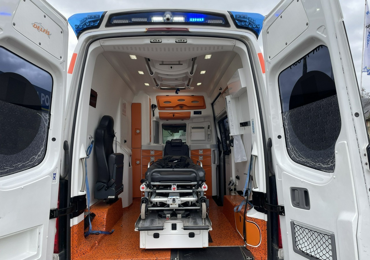 Volkswagen Crafter Crafter 2.0-163KM Karetka Ambulans Wyposażony Model 2016 - Vozilo hitne pomoći: slika 3 Volkswagen Crafter Crafter 2.0-163KM Karetka Ambulans Wyposażony Model 2016 - Vozilo hitne pomoći: slika 3