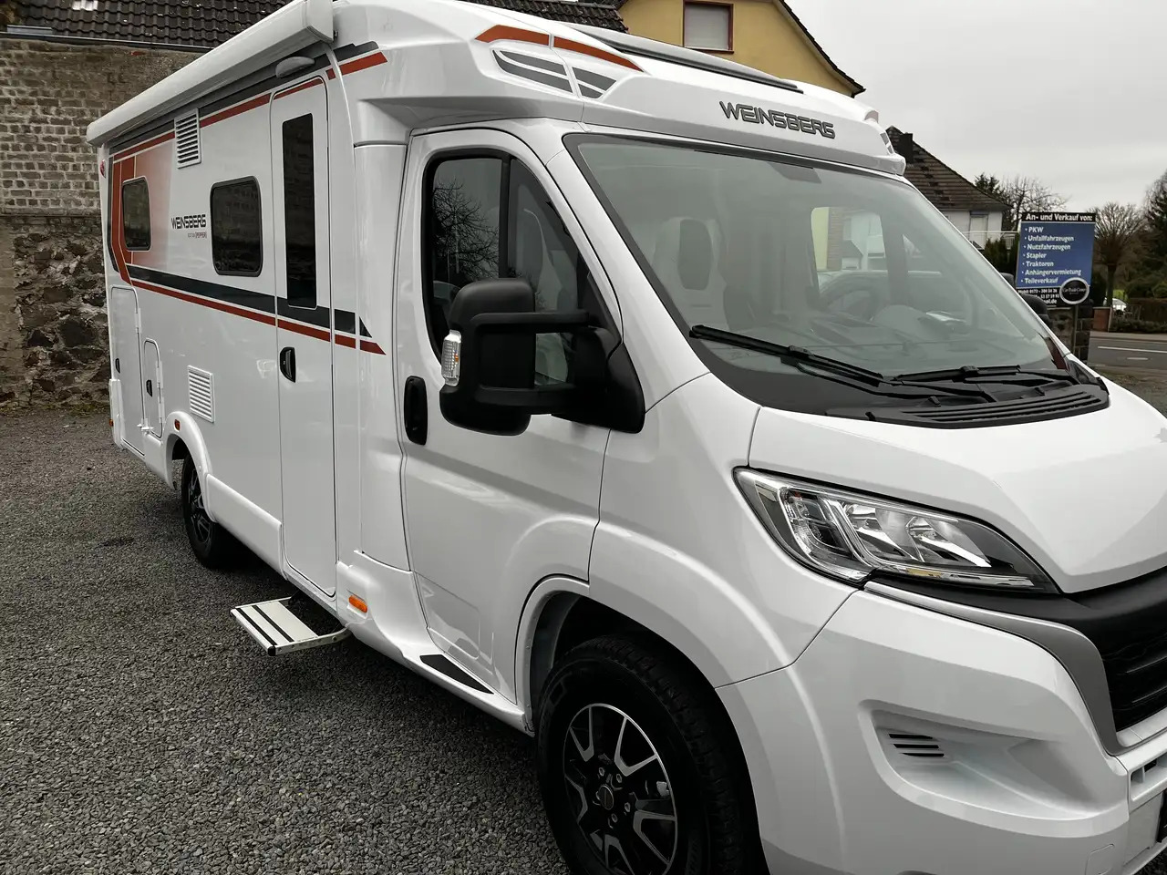 Weinsberg CaraCompact 600 MEG Pepper Mietwagen Verfügbar - Poluintegrisani kamper: slika 1 Weinsberg CaraCompact 600 MEG Pepper Mietwagen Verfügbar - Poluintegrisani kamper: slika 1