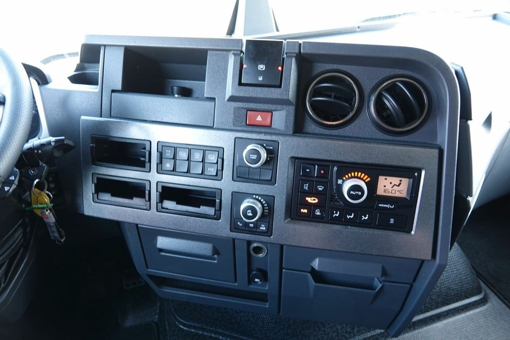 Tegljač Renault T 520 / 13L / MAXISPACE / RETARDER / SALONKA Renault T 520 / 13L / MAXISPACE / RETARDER / SALONKA: slika 13 Tegljač Renault T 520 / 13L / MAXISPACE / RETARDER / SALONKA Renault T 520 / 13L / MAXISPACE / RETARDER / SALONKA: slika 13