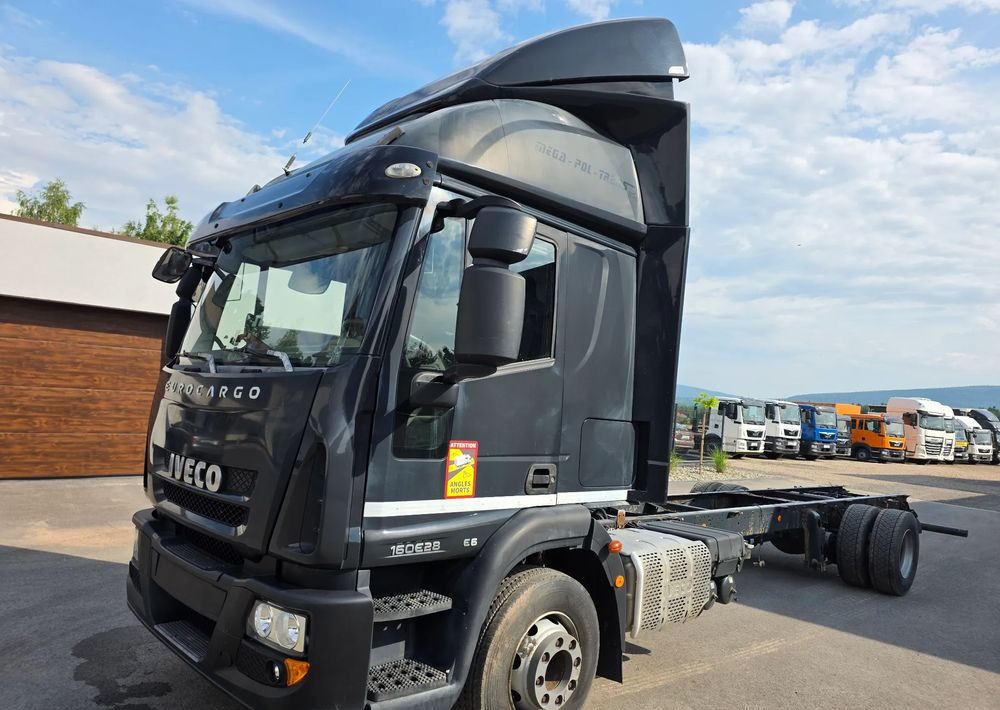 Iveco EUROCARGO 160E28 RAMA DO ZABUDOWY/ LAWETA / MANUAL / - Kamion sa ceradom: slika 1 Iveco EUROCARGO 160E28 RAMA DO ZABUDOWY/ LAWETA / MANUAL / - Kamion sa ceradom: slika 1