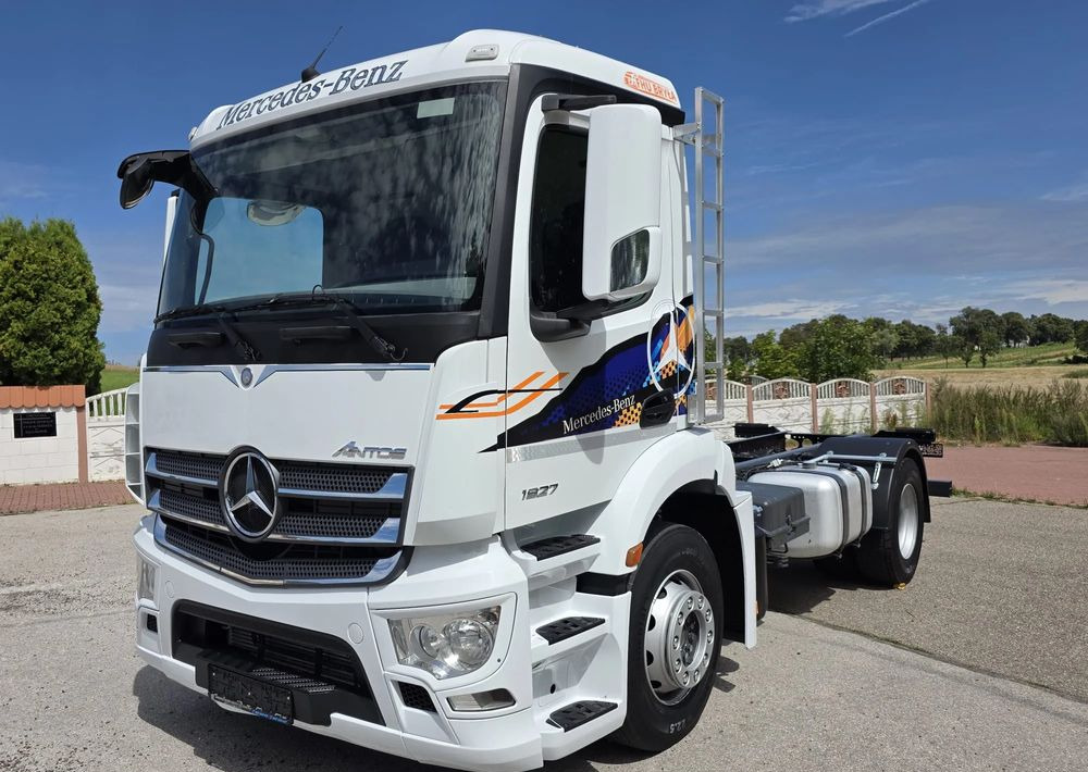 Mercedes-Benz ANTOS 1827 / ATEGO / ACTROS / E6 / ROZSTAW OSI 3.75M / WYWROT / BECZKA / UTRZYMANIE DRÓG / HAKOWIEC / SPROWADZONY / PIERWSZY WŁAŚCICIEL / STAN BDB - Kamion sa golom šasijom i zatvorenom kabinom: slika 2 Mercedes-Benz ANTOS 1827 / ATEGO / ACTROS / E6 / ROZSTAW OSI 3.75M / WYWROT / BECZKA / UTRZYMANIE DRÓG / HAKOWIEC / SPROWADZONY / PIERWSZY WŁAŚCICIEL / STAN BDB - Kamion sa golom šasijom i zatvorenom kabinom: slika 2
