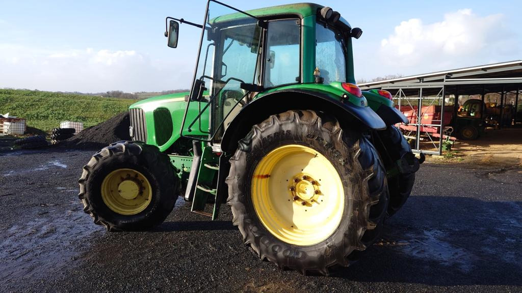 JOHN DEERE 6520 - Poljoprivredna mašina: slika 1 JOHN DEERE 6520 - Poljoprivredna mašina: slika 1