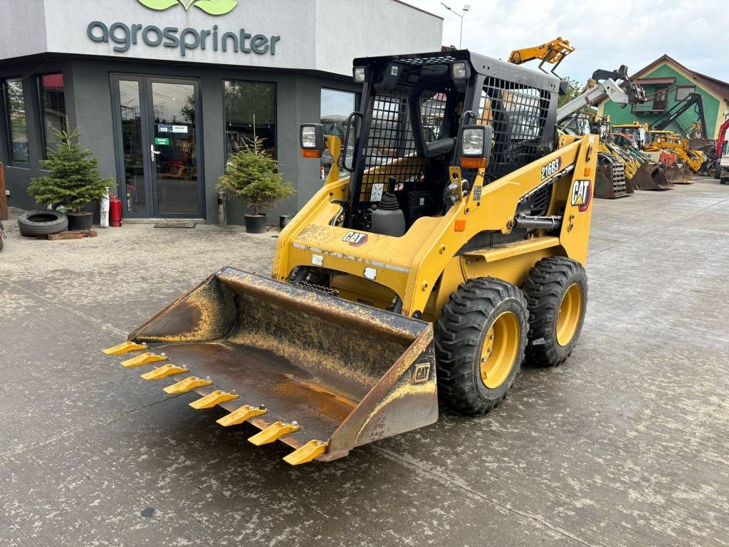 CAT 216 B 3 - Mini utovarivač: slika 1 CAT 216 B 3 - Mini utovarivač: slika 1