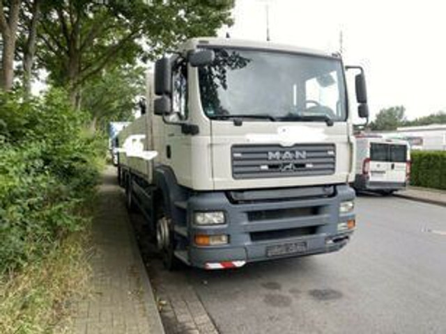 MAN 26.320 Pritsche mit Kran Tirre 170 - Kamion sa tovarnim sandukom, Kamion sa dizalicom: slika 2 MAN 26.320 Pritsche mit Kran Tirre 170 - Kamion sa tovarnim sandukom, Kamion sa dizalicom: slika 2
