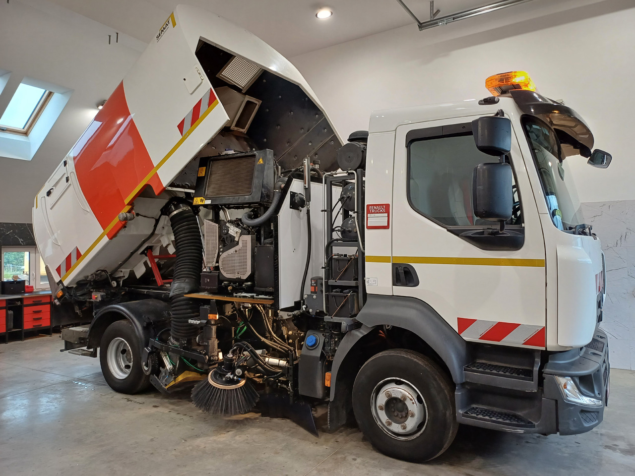 RENAULT D12 Zamiatarka Kehrmaschine 2 Motoren SEMAT Zoeller Szczotki L/R Euro 6 PM10 2017r - Autočistilica: slika 5 RENAULT D12 Zamiatarka Kehrmaschine 2 Motoren SEMAT Zoeller Szczotki L/R Euro 6 PM10 2017r - Autočistilica: slika 5