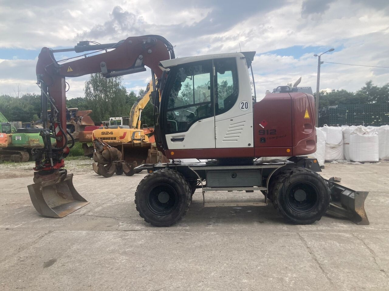 Liebherr A 912 Compact Rotator R4 - Bager točkaš: slika 1 Liebherr A 912 Compact Rotator R4 - Bager točkaš: slika 1
