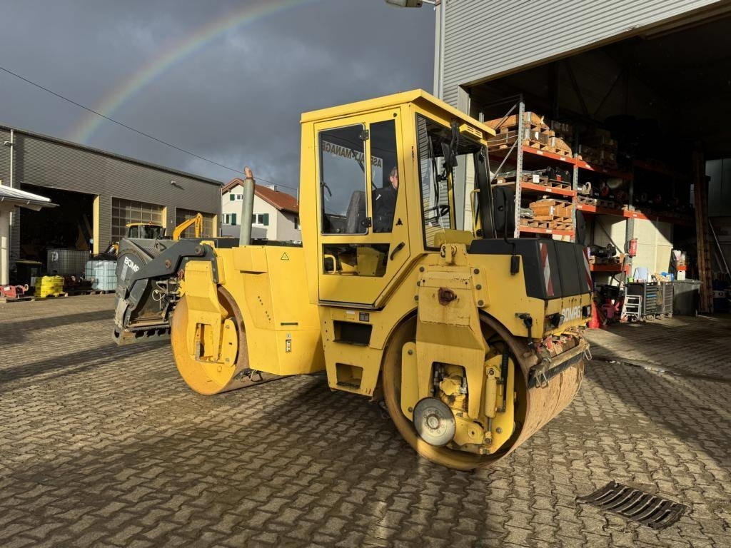 Bomag BW 144 AD-2 mit Splittstreuer BS180 - Valjak za puteve: slika 3 Bomag BW 144 AD-2 mit Splittstreuer BS180 - Valjak za puteve: slika 3
