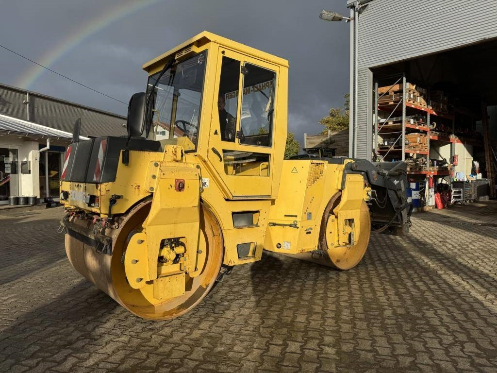 Bomag BW 144 AD-2 mit Splittstreuer BS180 - Valjak za puteve: slika 1 Bomag BW 144 AD-2 mit Splittstreuer BS180 - Valjak za puteve: slika 1