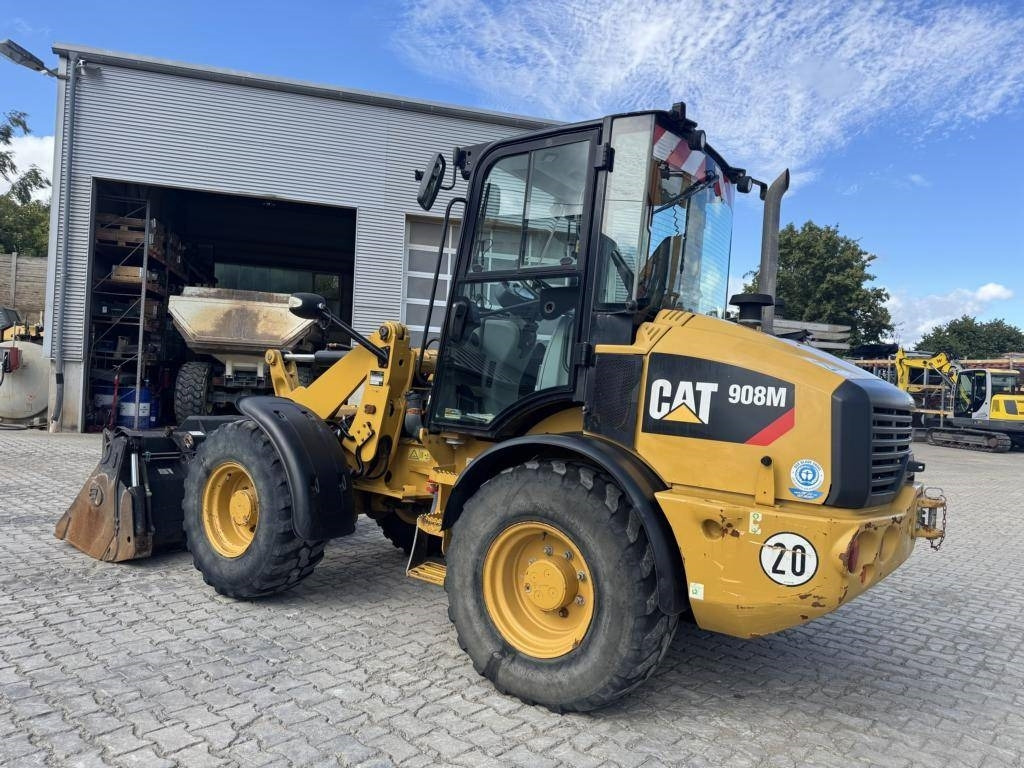 CAT 908M mit Klappschaufe und Palletengabeln - Utovarivač točkaš: slika 2 CAT 908M mit Klappschaufe und Palletengabeln - Utovarivač točkaš: slika 2