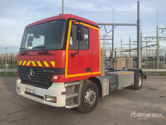1999 Mercedes-Benz Actros 1835 4x2 Cab and Chassis - Kamion sa golom šasijom i zatvorenom kabinom: slika 2 1999 Mercedes-Benz Actros 1835 4x2 Cab and Chassis - Kamion sa golom šasijom i zatvorenom kabinom: slika 2