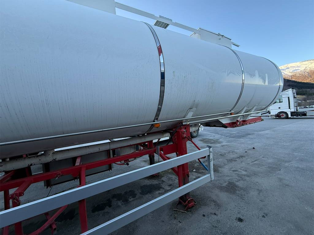 Annet Schrader tank trailer 32 m2 - Poluprikolica cisterna: slika 2 Annet Schrader tank trailer 32 m2 - Poluprikolica cisterna: slika 2