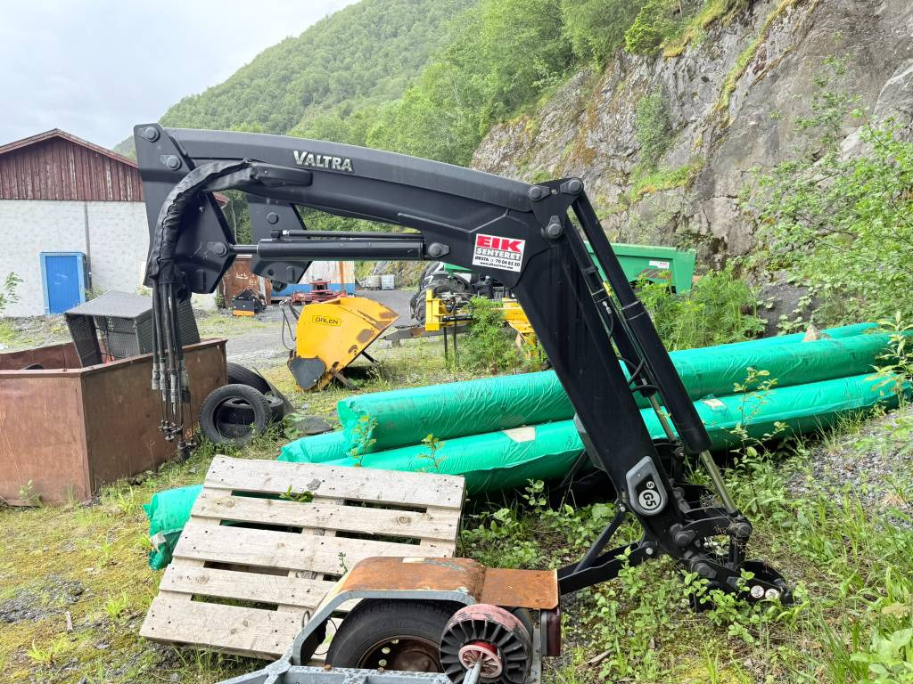 Valtra N 174 med frontlaster - Traktor: slika 2 Valtra N 174 med frontlaster - Traktor: slika 2