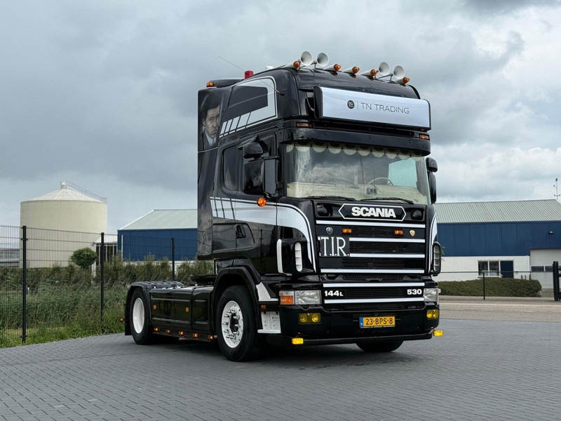 Scania R 144 530 SHOW TRUCK, INTERIEUR, OPEN UITLAAT, HOBBY, TOP. - Tegljač: slika 1 Scania R 144 530 SHOW TRUCK, INTERIEUR, OPEN UITLAAT, HOBBY, TOP. - Tegljač: slika 1