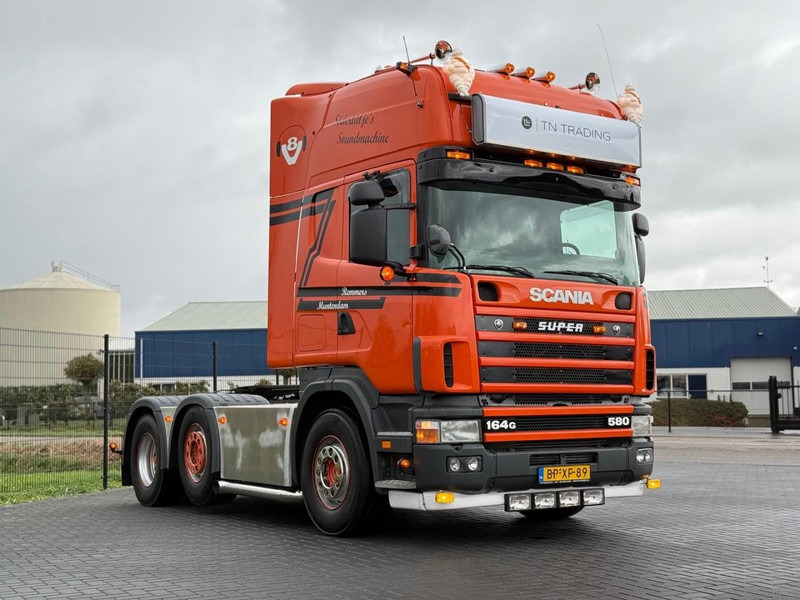 Scania R 164 GA 6X2/4 NA 580 SHOW TRUCK, GESTUURDE VOORLOPER, COMPLEET, TOP. - Tegljač: slika 1 Scania R 164 GA 6X2/4 NA 580 SHOW TRUCK, GESTUURDE VOORLOPER, COMPLEET, TOP. - Tegljač: slika 1