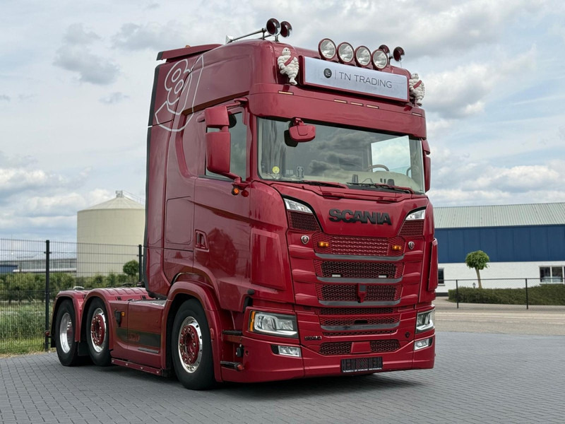 Scania S520 V8 NGS SHOWTRUCK, KLEP IN UITLAAT, 6X2/4, VOLLUCHT, RETARDER. - Tegljač: slika 1 Scania S520 V8 NGS SHOWTRUCK, KLEP IN UITLAAT, 6X2/4, VOLLUCHT, RETARDER. - Tegljač: slika 1