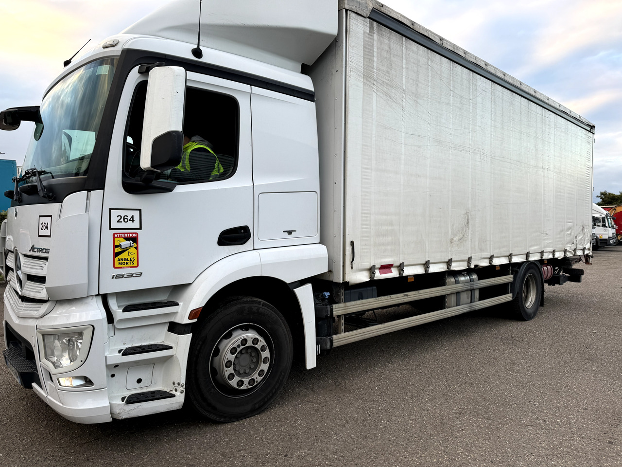 MERCEDES-BENZ ACTROS 1833 - Kamion sa ceradom: slika 1 MERCEDES-BENZ ACTROS 1833 - Kamion sa ceradom: slika 1