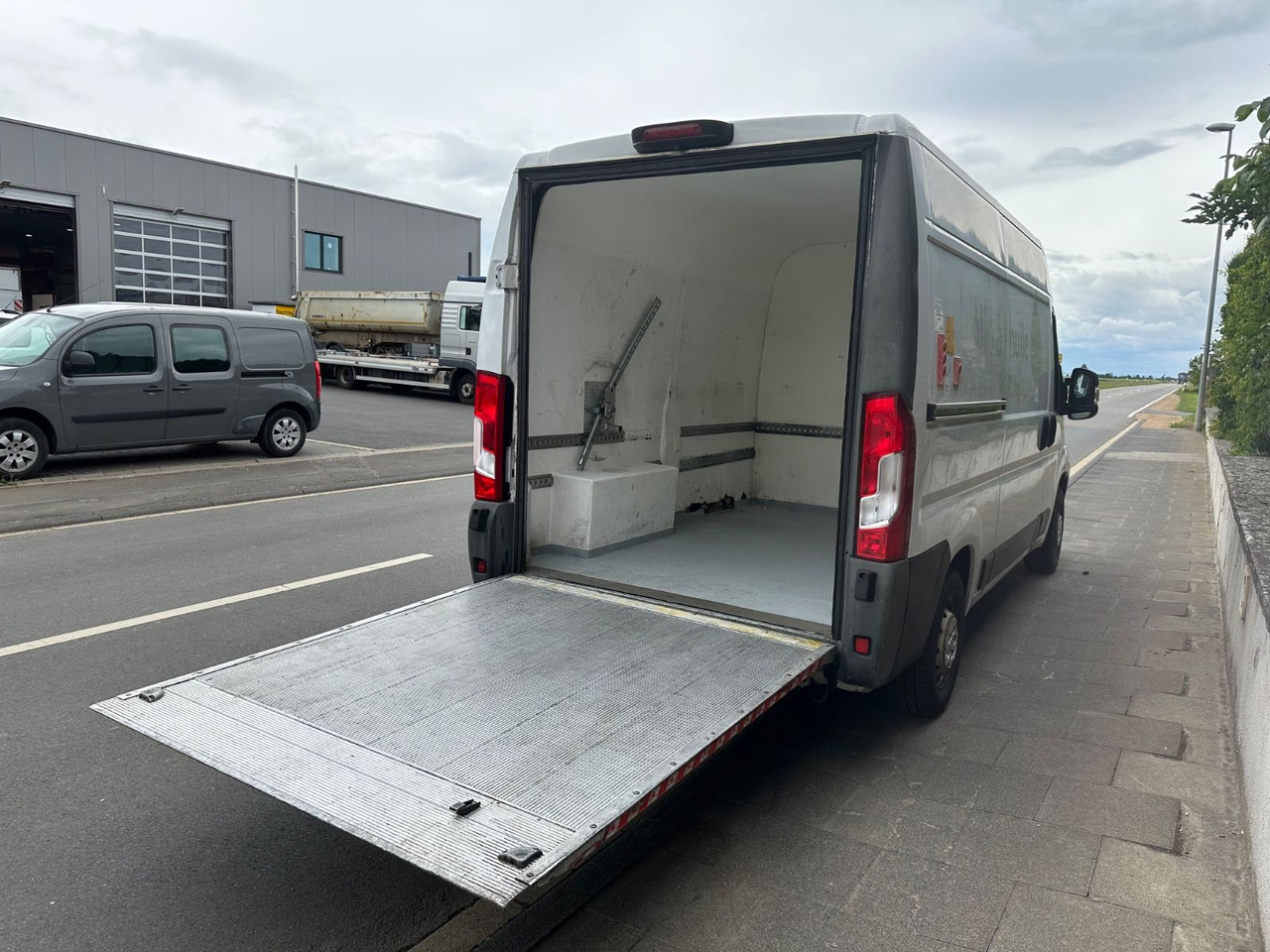 Fiat Ducato130*Automatik*Ladebordwand/LBW 500Kg - Furgon: slika 3 Fiat Ducato130*Automatik*Ladebordwand/LBW 500Kg - Furgon: slika 3