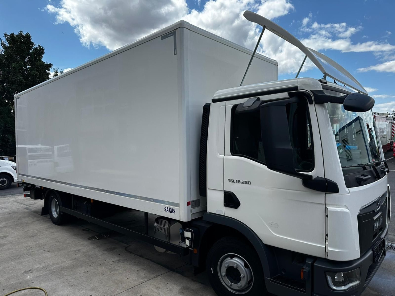 MAN TGL 12.250 /Ladebordwand/Automatik/Ahk - Kamion sa zatvorenim sandukom: slika 2 MAN TGL 12.250 /Ladebordwand/Automatik/Ahk - Kamion sa zatvorenim sandukom: slika 2