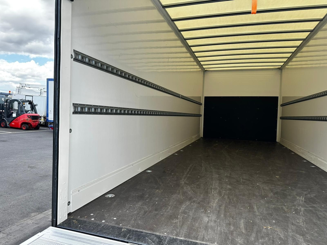 MAN TGL 12.250 /Ladebordwand/Automatik/Ahk - Kamion sa zatvorenim sandukom: slika 4 MAN TGL 12.250 /Ladebordwand/Automatik/Ahk - Kamion sa zatvorenim sandukom: slika 4