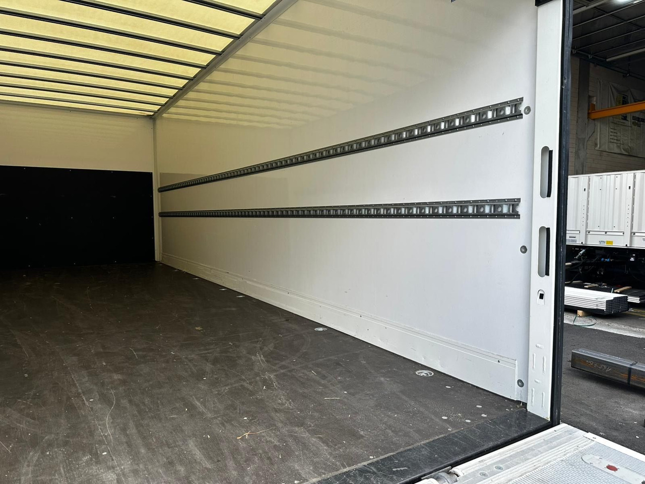 MAN TGL 12.250 /Ladebordwand/Automatik/Ahk - Kamion sa zatvorenim sandukom: slika 5 MAN TGL 12.250 /Ladebordwand/Automatik/Ahk - Kamion sa zatvorenim sandukom: slika 5