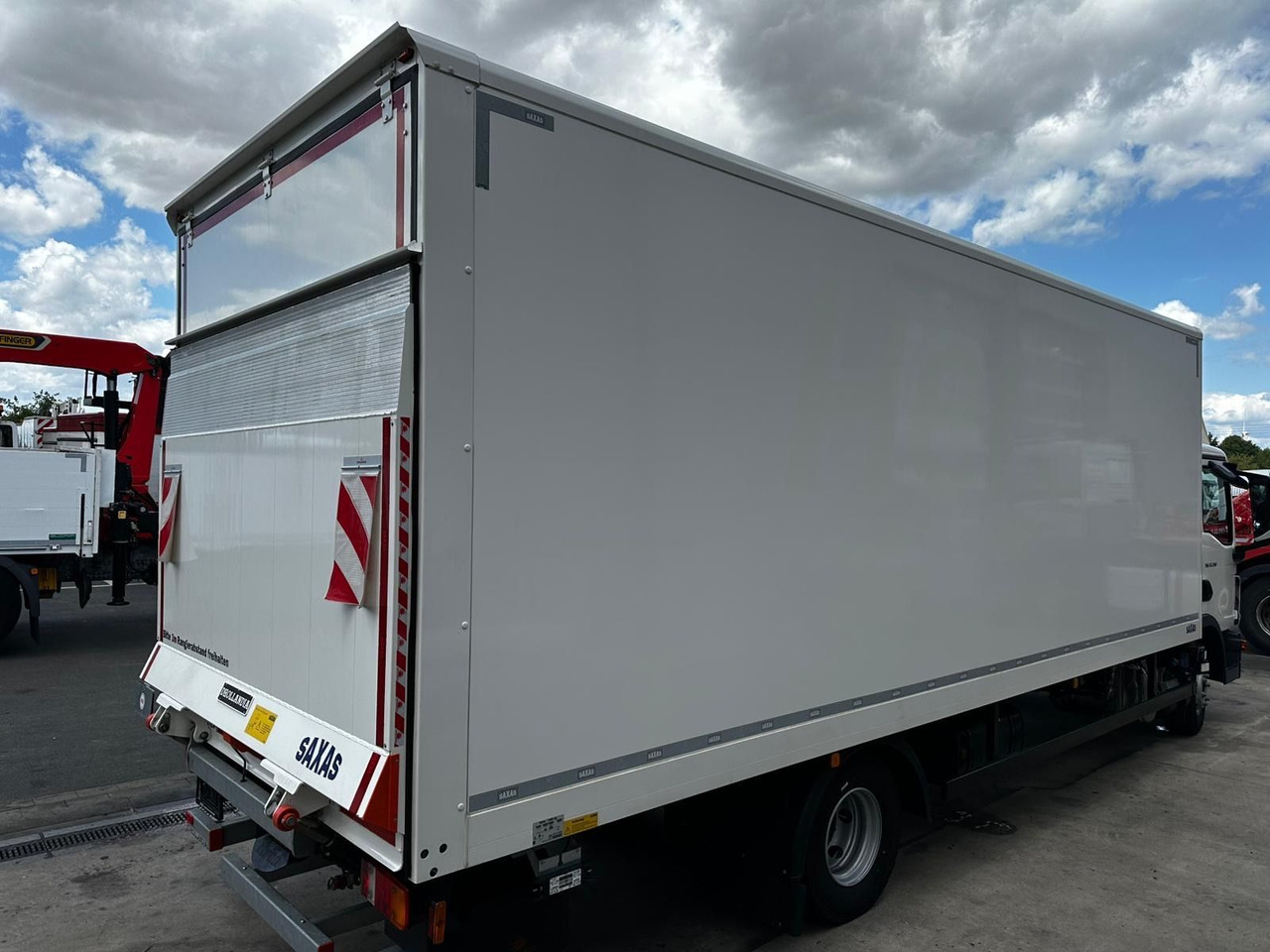 MAN TGL 12.250 /Ladebordwand/Automatik/Ahk - Kamion sa zatvorenim sandukom: slika 3 MAN TGL 12.250 /Ladebordwand/Automatik/Ahk - Kamion sa zatvorenim sandukom: slika 3
