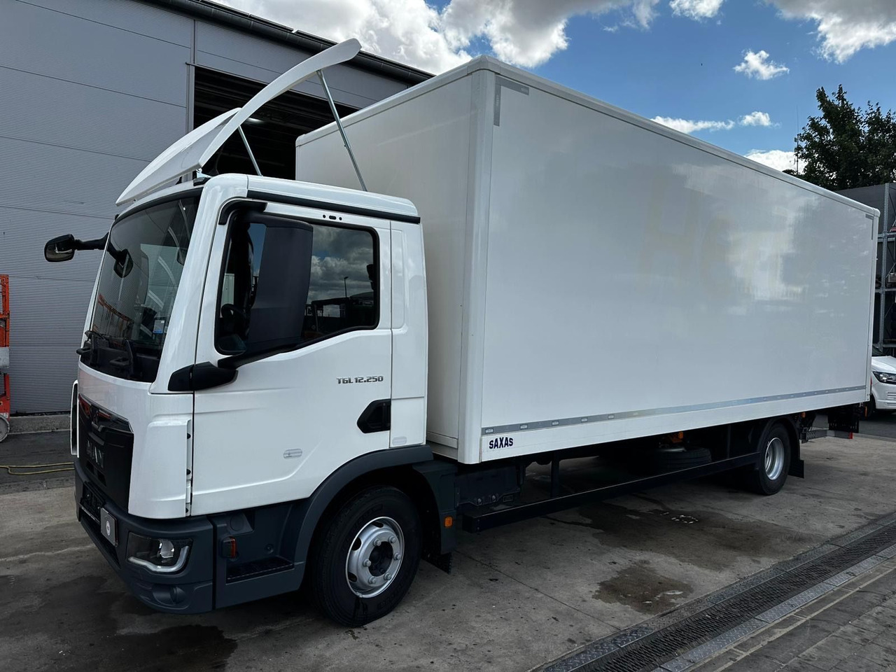 MAN TGL 12.250 /Ladebordwand/Automatik/Ahk - Kamion sa zatvorenim sandukom: slika 1 MAN TGL 12.250 /Ladebordwand/Automatik/Ahk - Kamion sa zatvorenim sandukom: slika 1