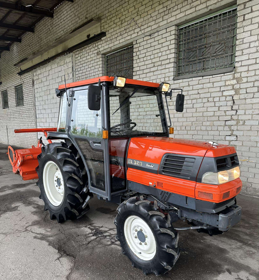 Kubota 320 - Traktor: slika 1 Kubota 320 - Traktor: slika 1
