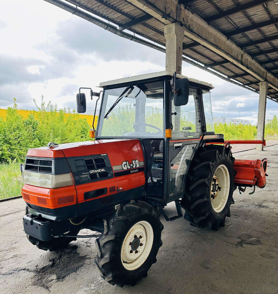 Kubota GL32 - Traktor: slika 1 Kubota GL32 - Traktor: slika 1