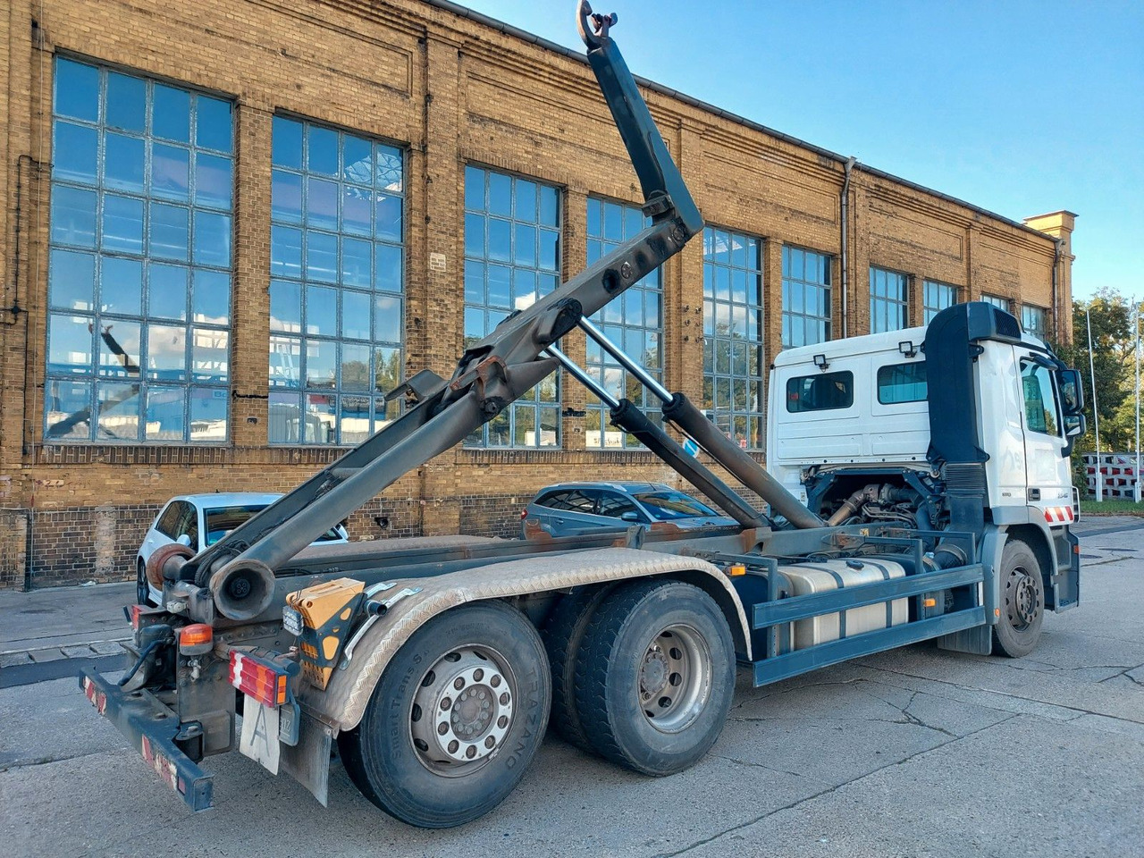 Mercedes-Benz Actros 6-Zyl. 2546 ABROLLKIPPER MEILER - Kamion sa hidrauličnom kukom: slika 1 Mercedes-Benz Actros 6-Zyl. 2546 ABROLLKIPPER MEILER - Kamion sa hidrauličnom kukom: slika 1