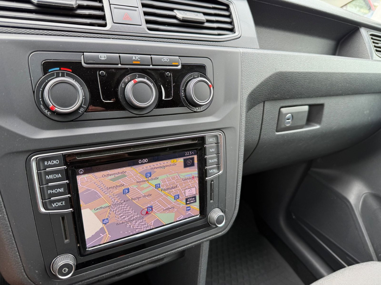 Putnički kombi Volkswagen Caddy Nfz Kasten 4Motion KLIMA NAVI 10/25 TÜV: slika 19 Putnički kombi Volkswagen Caddy Nfz Kasten 4Motion KLIMA NAVI 10/25 TÜV: slika 19