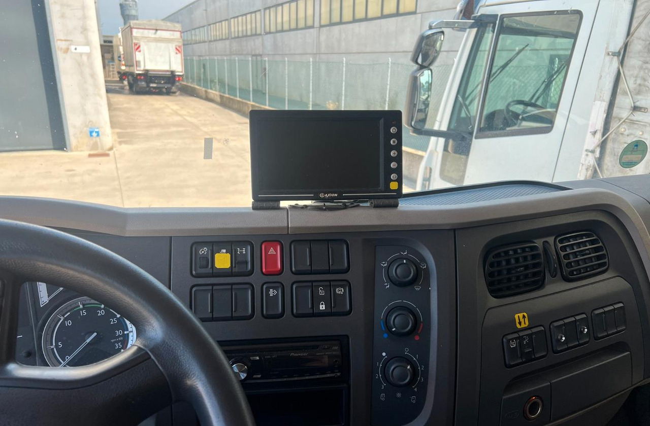 Interior photo 1: Kamion sa zatvorenim sandukom Daf lf 250 fa furgone 8 mt euro 6