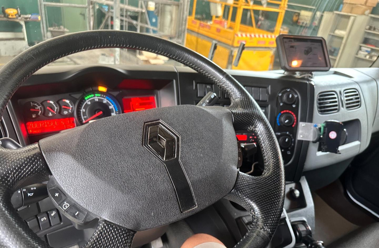RENAULT MIDLIM D13.250 AUTOTELAIO CABINA LETTO EUR - Kamion sa golom šasijom i zatvorenom kabinom: slika 4 RENAULT MIDLIM D13.250 AUTOTELAIO CABINA LETTO EUR - Kamion sa golom šasijom i zatvorenom kabinom: slika 4