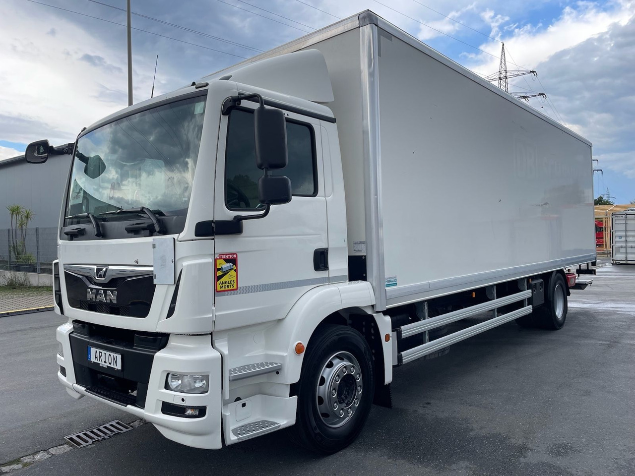MAN TGM 18.290 4x2 BL Koffer/LBW/PALFINGER/8,2m/EU6 - Kamion sa zatvorenim sandukom: slika 2 MAN TGM 18.290 4x2 BL Koffer/LBW/PALFINGER/8,2m/EU6 - Kamion sa zatvorenim sandukom: slika 2