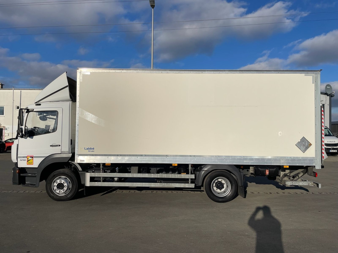 Mercedes-Benz Atego 1218 4x2 Koffer/FULL-ADR/EXIII/LBW/AC/EU6d - Kamion sa zatvorenim sandukom: slika 4 Mercedes-Benz Atego 1218 4x2 Koffer/FULL-ADR/EXIII/LBW/AC/EU6d - Kamion sa zatvorenim sandukom: slika 4
